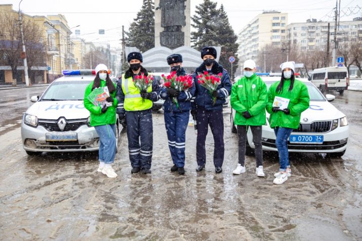 Цветочный патруль ŠKODA от Волга-Раст-Октава проехал по улицам города.