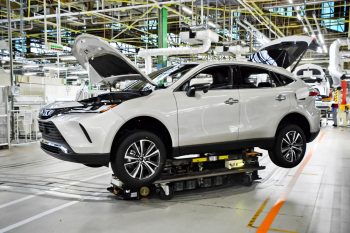 Закрытие предприятий из-за COVID-19 анонсировала компания Toyota