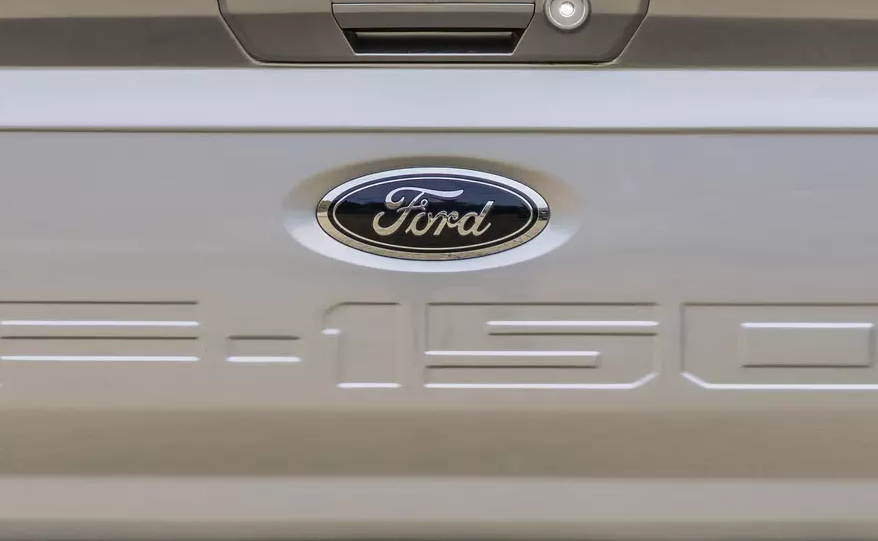 Поставки автомобилей из-за нехватки логотипов приостановила компания Ford