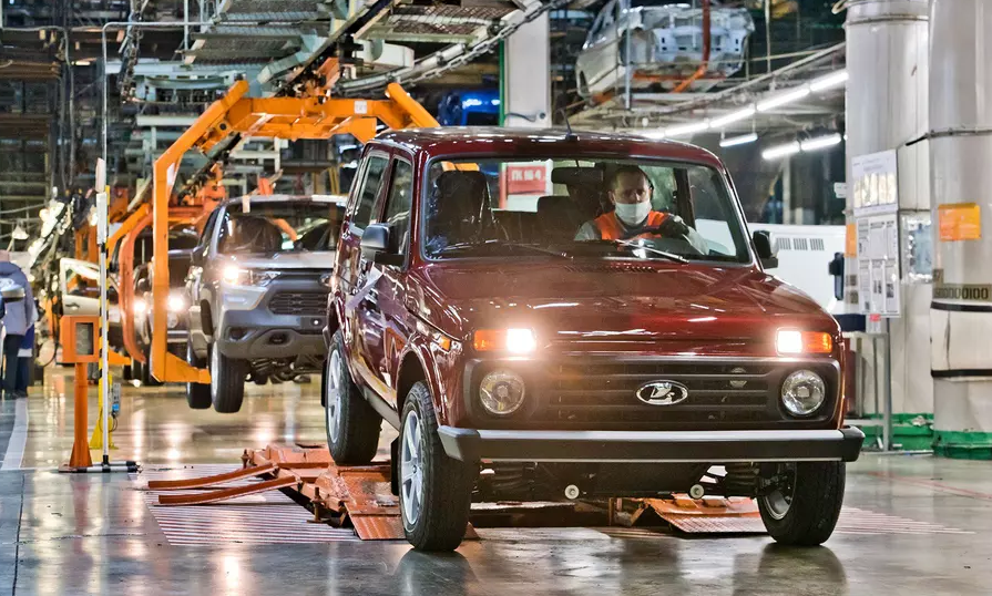 Производство легковых автомобилей в России снизилось на 64%